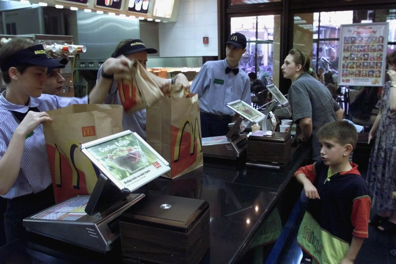 Illustration for article titled “Necesito que desnudes a una empleada”: cómo decenas de gerentes en McDonalds fueron engañados con una broma macabra